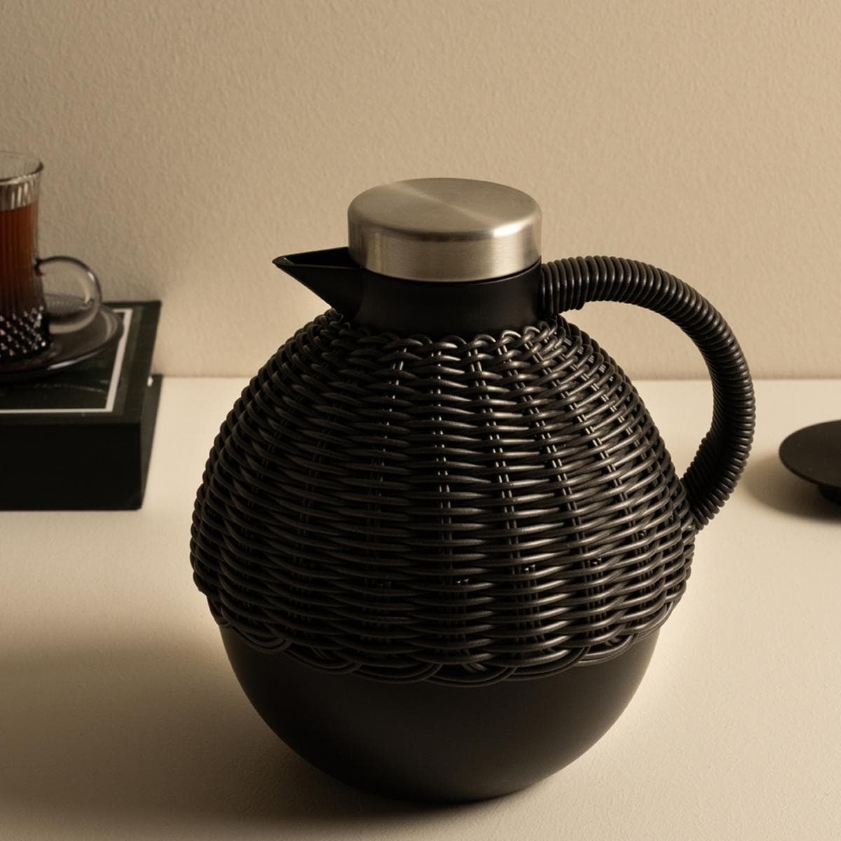 دلّة قهوة راتان بلاستيك سوداء 1 لتر