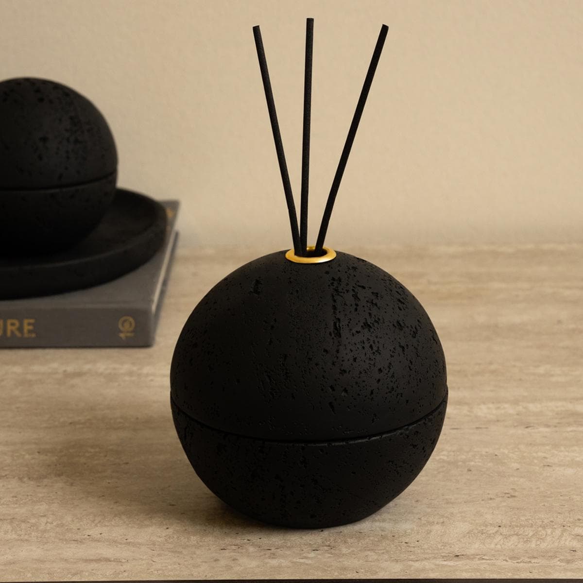 Round Resin Perfume Diffuser Black D:12.5 X H:12 cm
