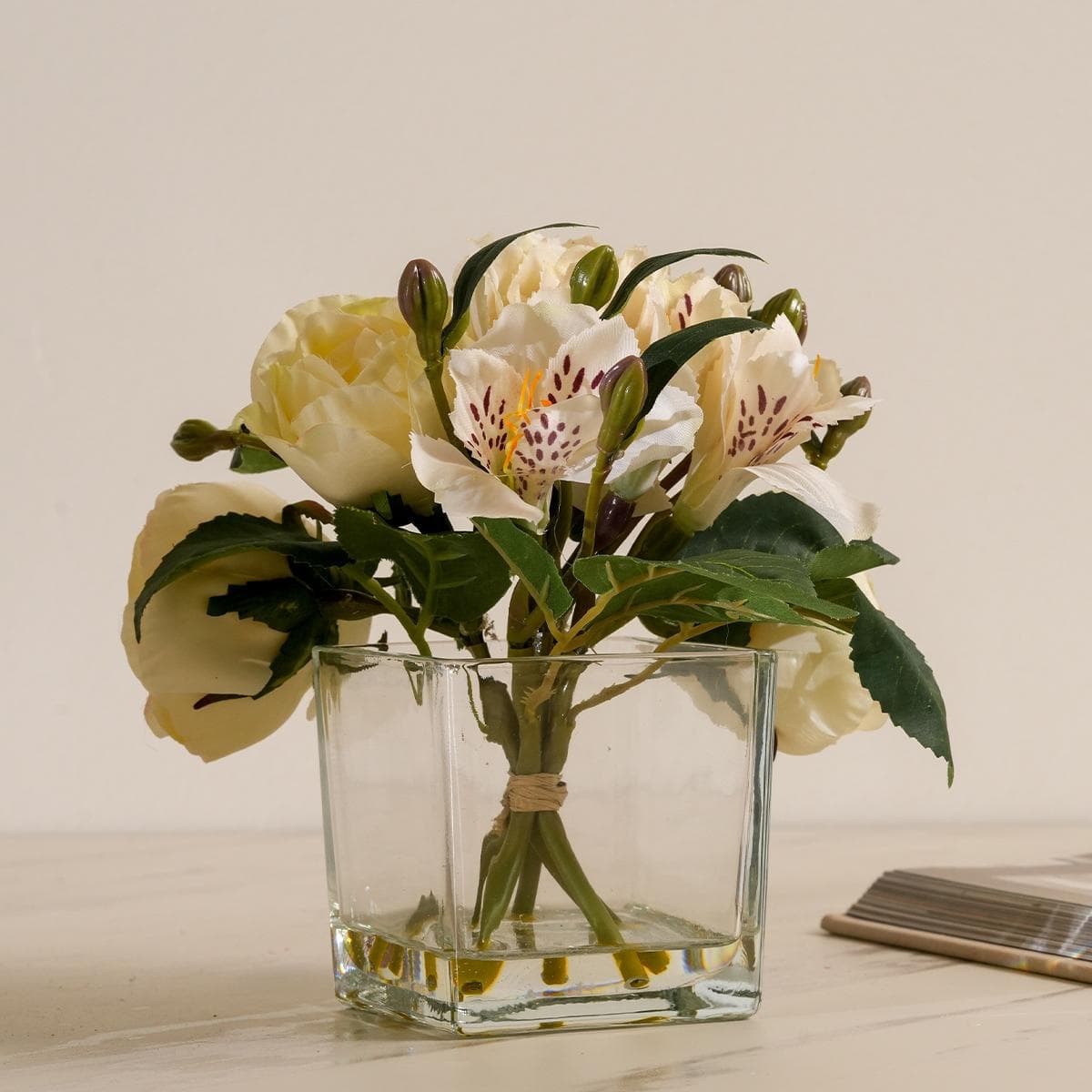 نبتة صناعية في مزهرية ليلي روز كريمية 17 سم