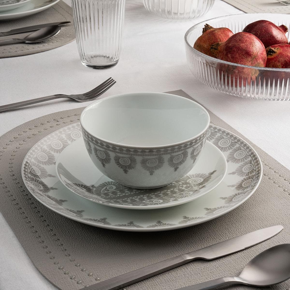 طقم عشاء بورسلين نشل 18 قطعة فضي