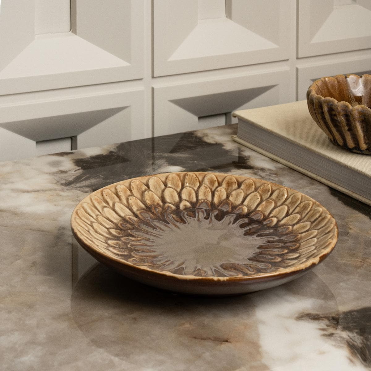 طبق ديكور ديتس بني 20×20×3.5 سم