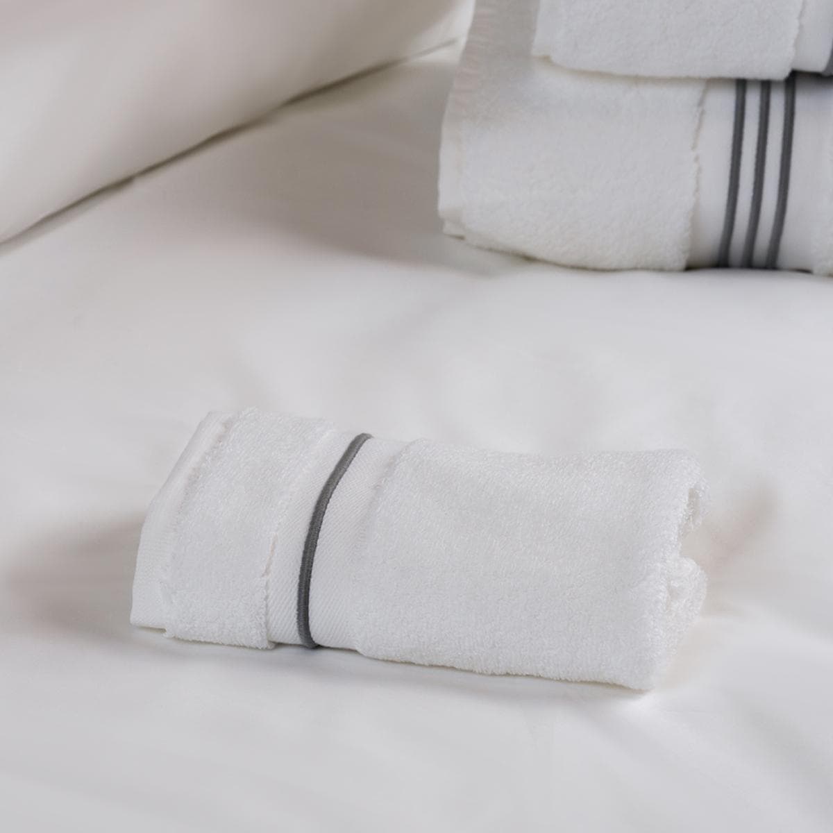 منشفة وجه سبنسر 750 GSM أبيض 30×30 سم