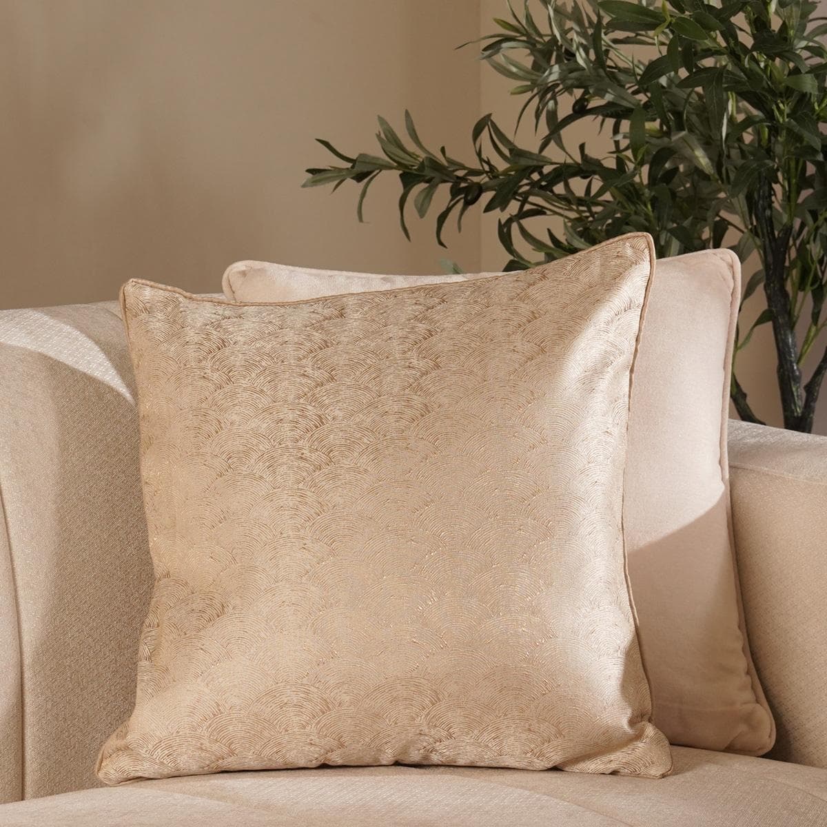 كوشيّة فاتن ذهبية 45×45 سم