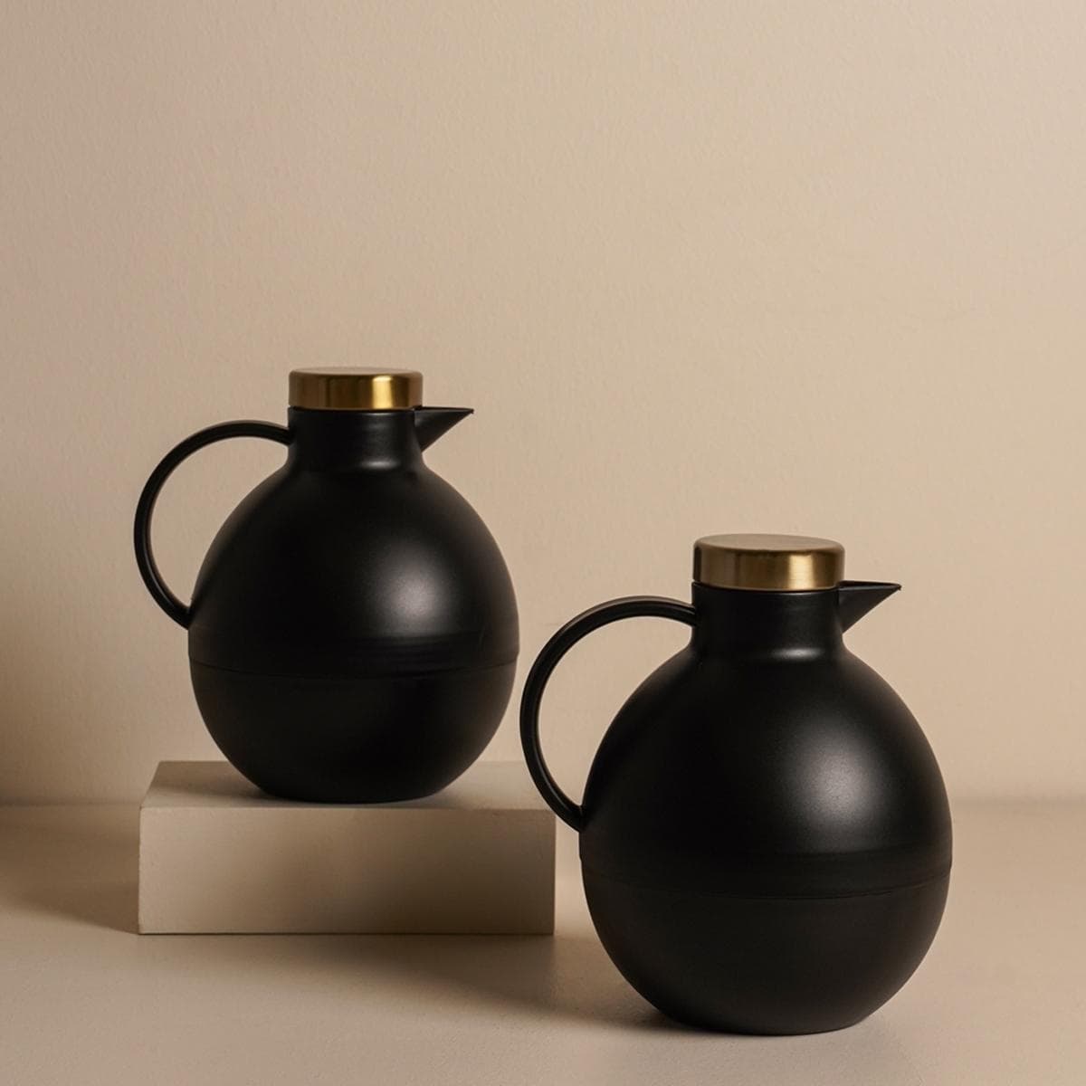 Alba Jug 1 Litre Black With Gold Lid Set 2Pcs