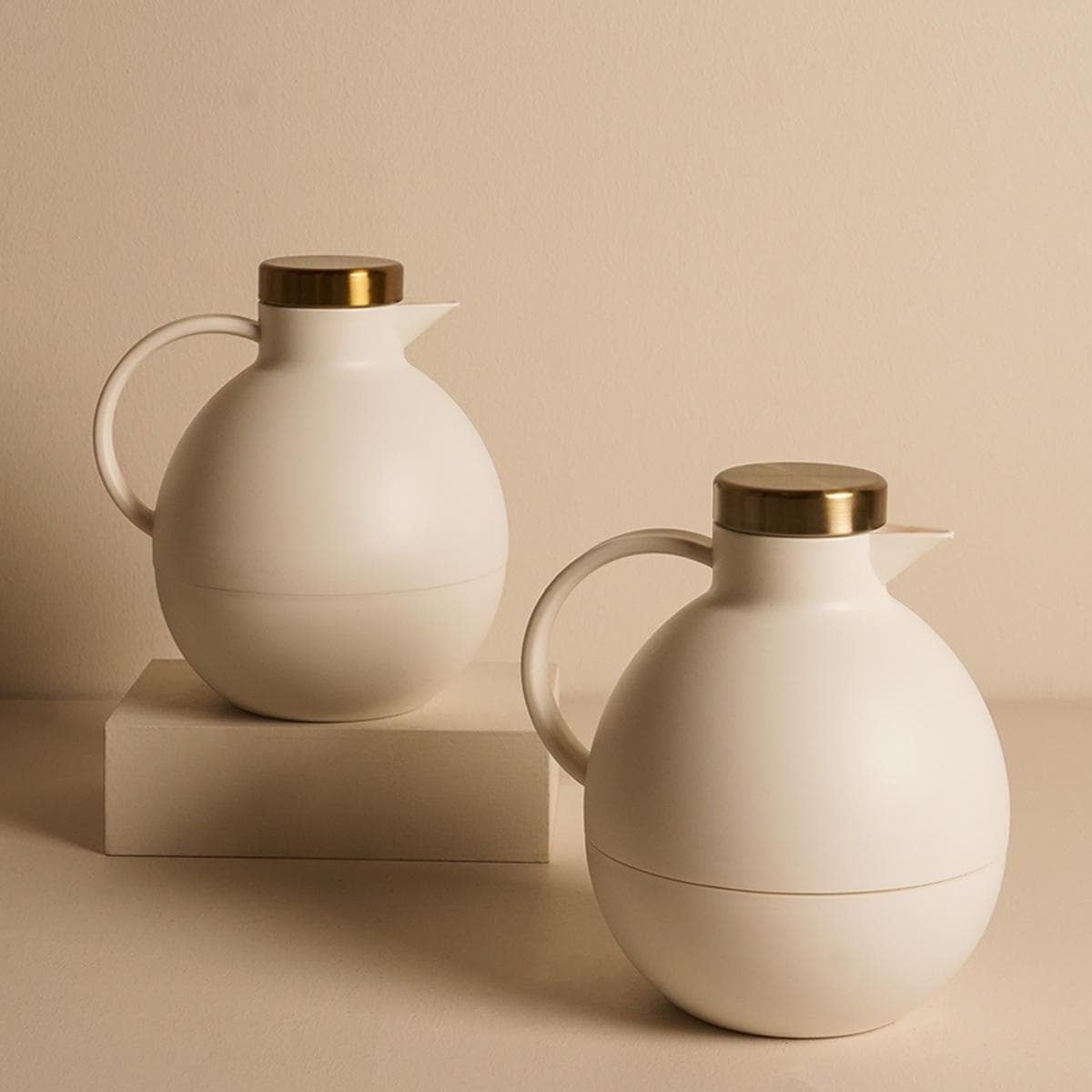 طقم مطّارات ألبا 1 لتر أبيض بغطاء ذهبي 2 قطعة