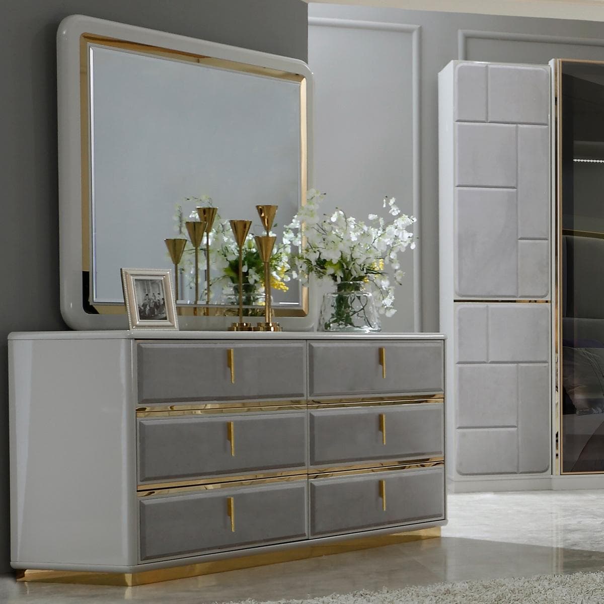 تسريحة نيو جوديث مع مرآة رمادية