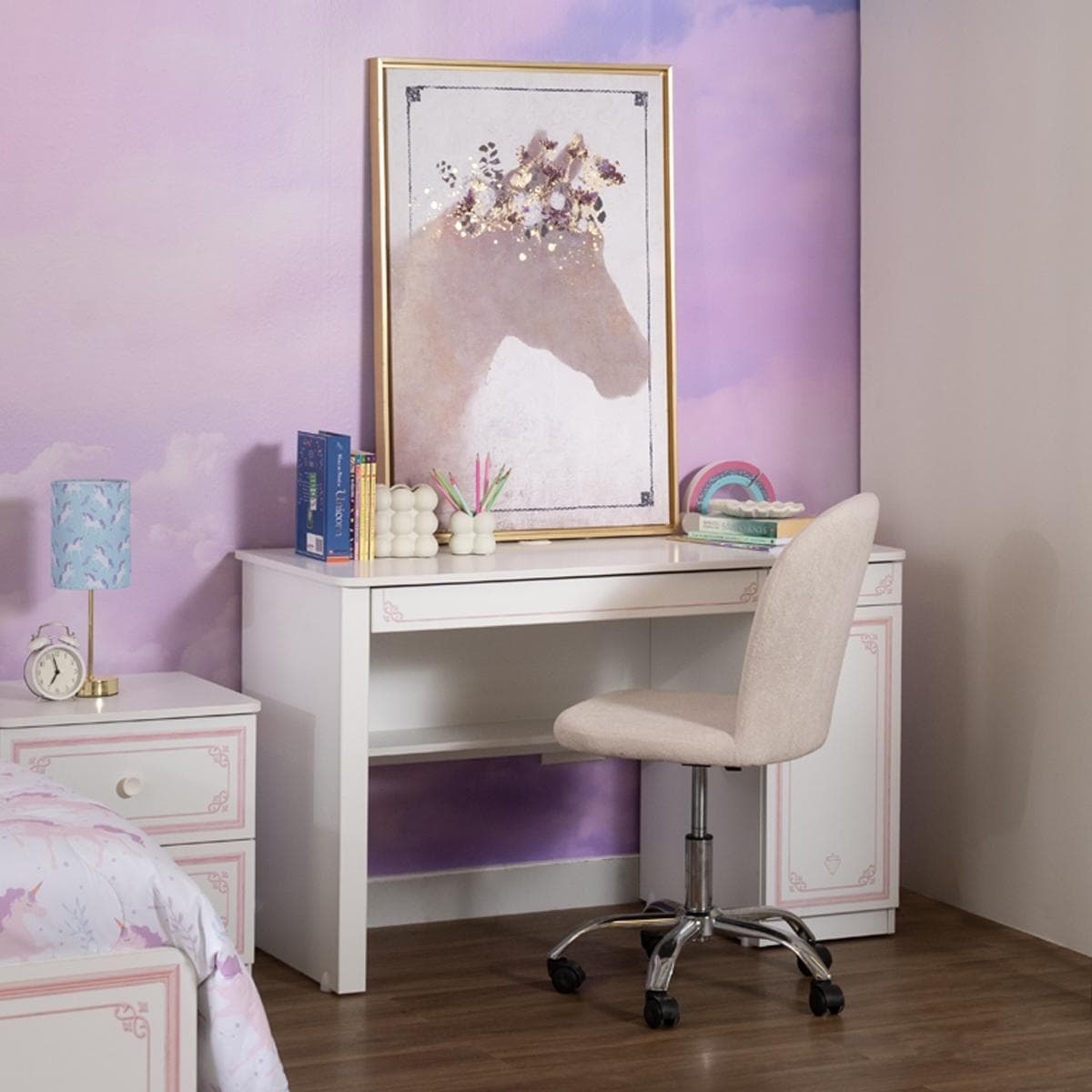 مكتب دراسة سيلينا للأطفال وردي