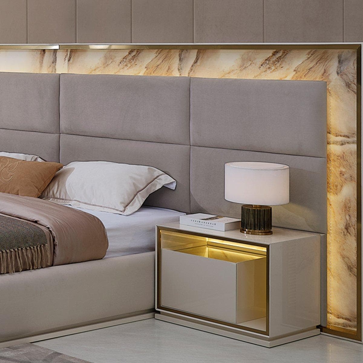 خزانة بجانب السرير يمين بيجاسو كريمي/ذهبي
