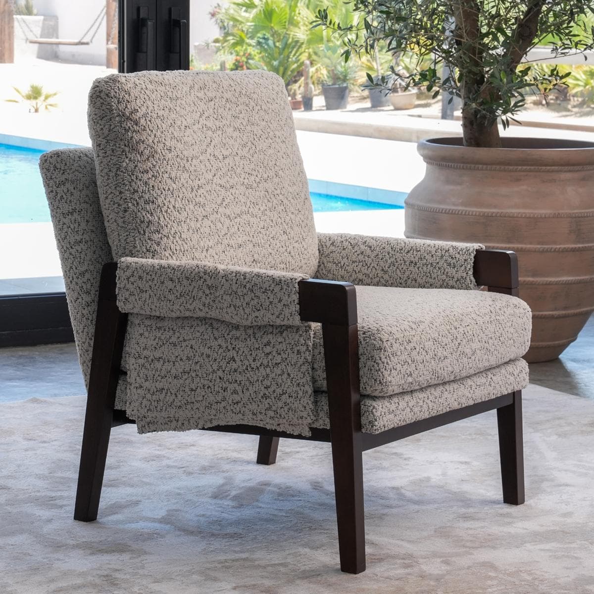 كرسي بذراعين كارلا رمادي