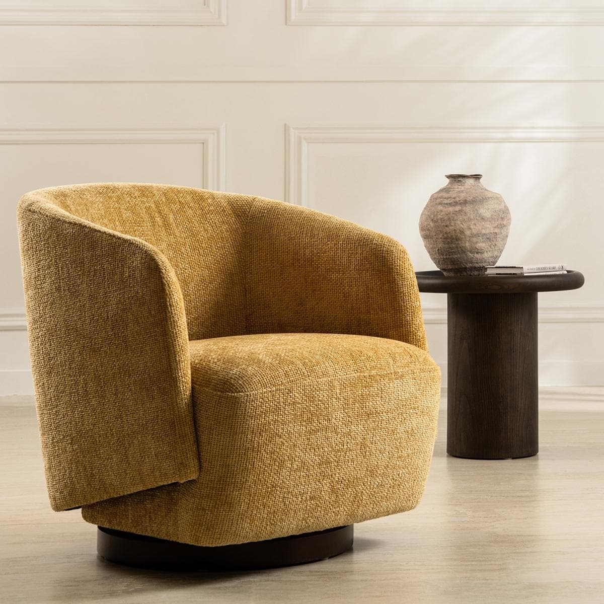 كرسي بذراعين فيف أصفر