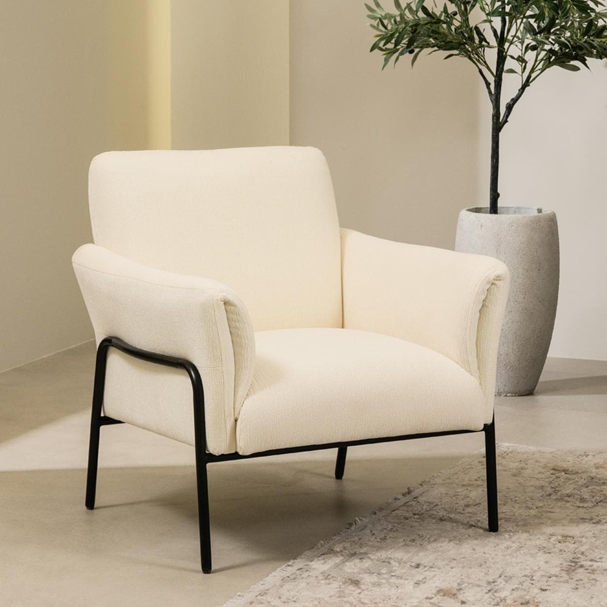 كرسي بذراعين لويس أبيض