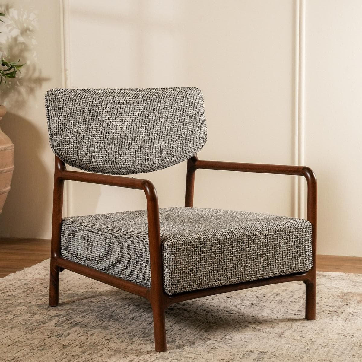 كرسي بذراعين سارا أسود وأبيض