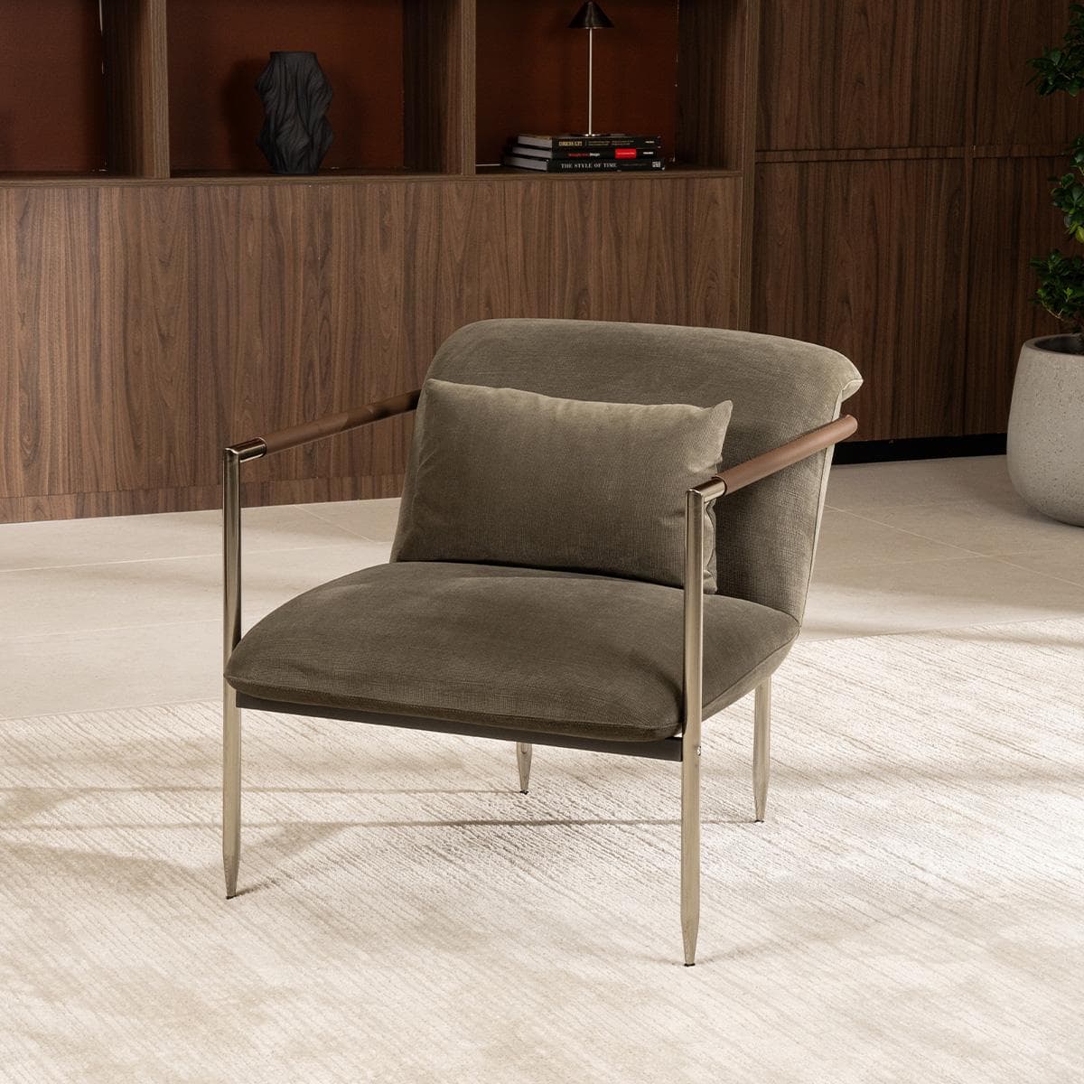 كرسي بذراعين أمارا بني