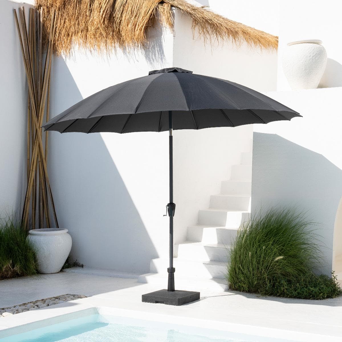 مظلة كبّار مع قاعدة رمادية